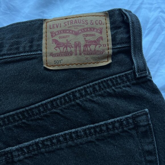 Levi's 501 original high rise denim shorts, black, size 25 - Picture 6 of 7